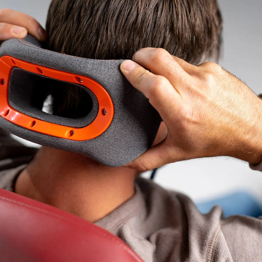 スイートクラス・トラベルピローは高い。高いけれど「機内では休息」「移動先では精力的に活動できる」ことを目的とした首枕。休息時間を買う、ためのデバイスだ。